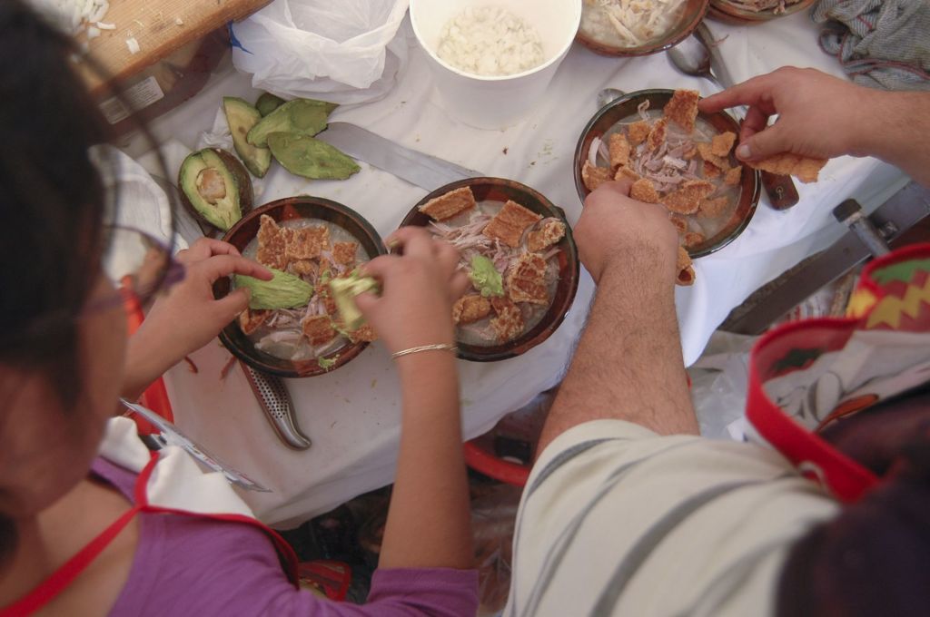 Hombre se atraganta y muere en concurso de comer pozole en Yucatán