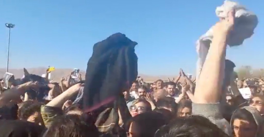 Mujeres queman el hiyab: La protesta por la muerte de una joven bajo  custodia de la Policía Moral en Irán