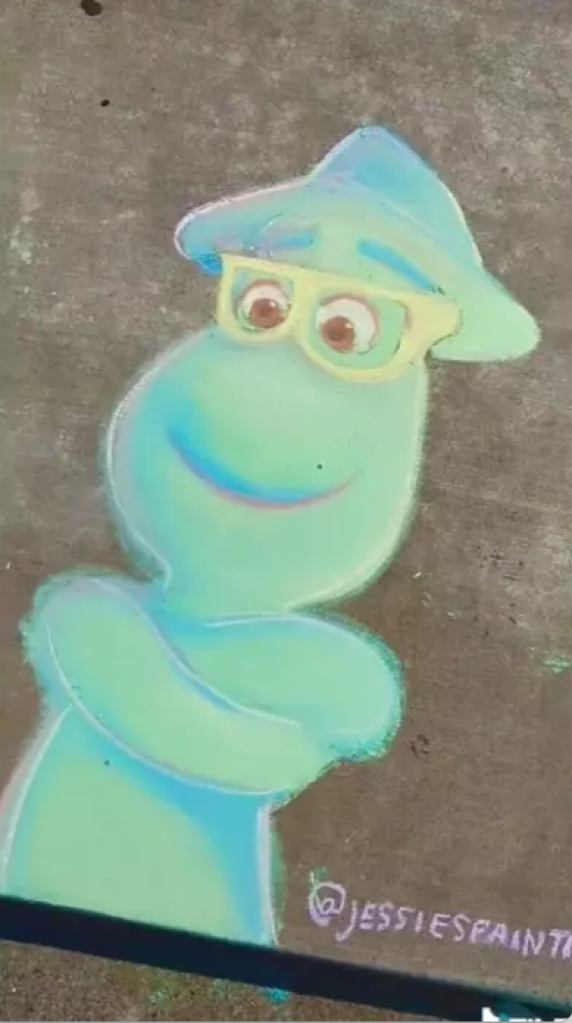 Joven dibuja afuera de los estudios de Pixar para ver si le dan chamba 