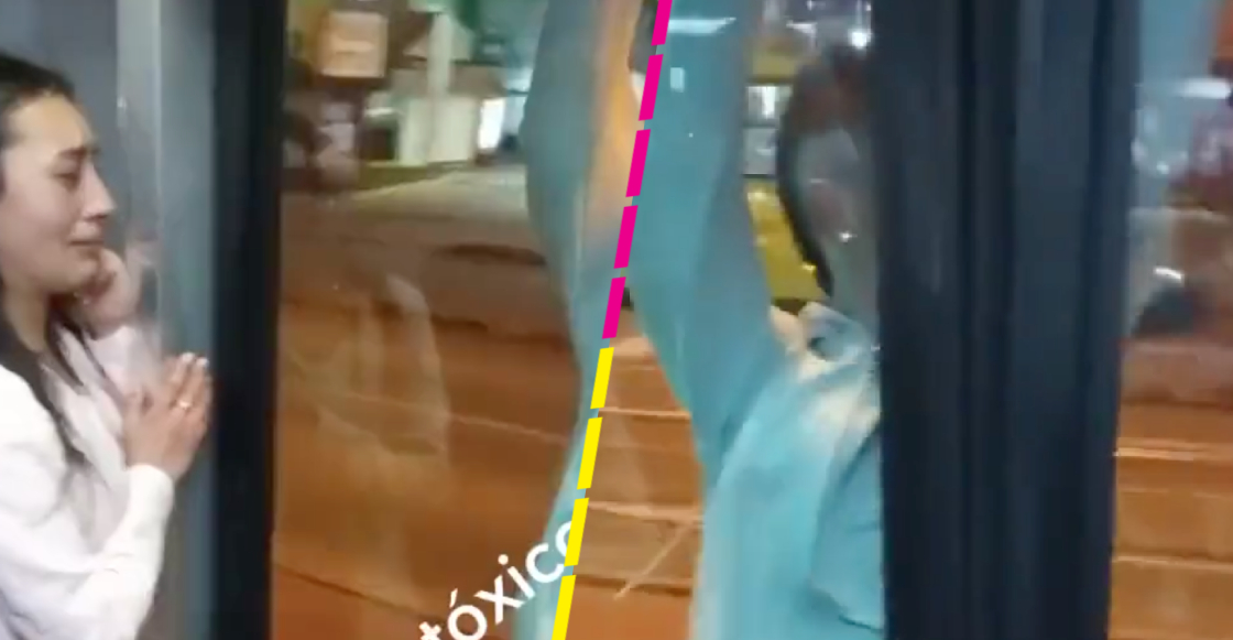 ¿Todo bien? Joven se cuelga de la puerta del camión para seguir a su novia