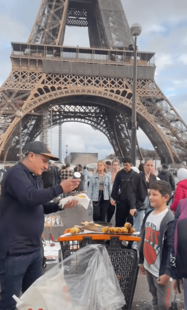 Ulalá, señor francés: Captan a un joven vendiendo elotes abajo de la Torre Eiffel y se hace viral
