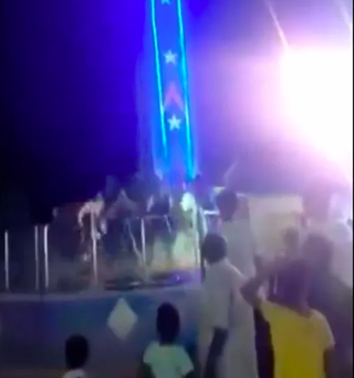 Video capta cómo un juego mecánico cae desde 24 metros de altura en la India 