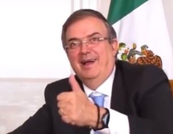 Ebrard presume que él lanzó peluche del Dr. Simi a Dua Lipa en Monterrey
