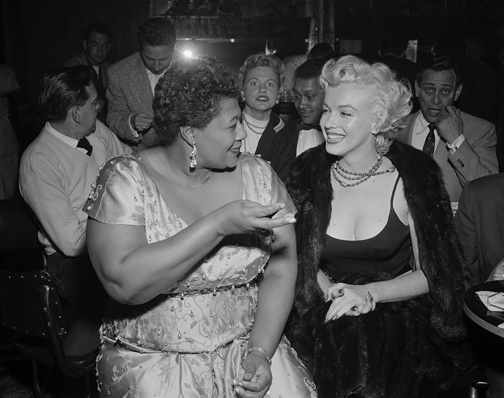 Marilyn Monroe con Ella Fitzgerald en el Tiffany Club de Hollywood 