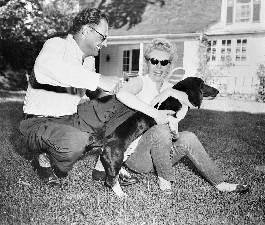 Marilyn Monroe junto a Arthur Miller y su perro Hugo