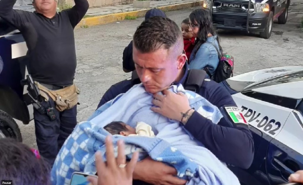 Captan a mujer que abandona a un bebé recién nacido en calles de Tlalnepantla