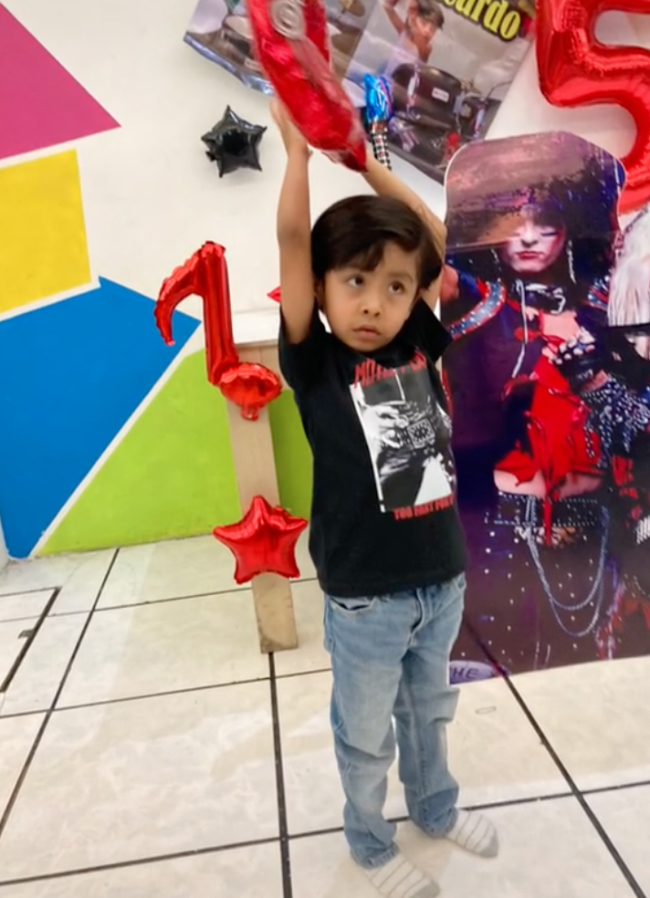 ¡Mini rockero! Niño celebra su cumpleaños con una fiesta temática de Mötley Crüe y se hace viral