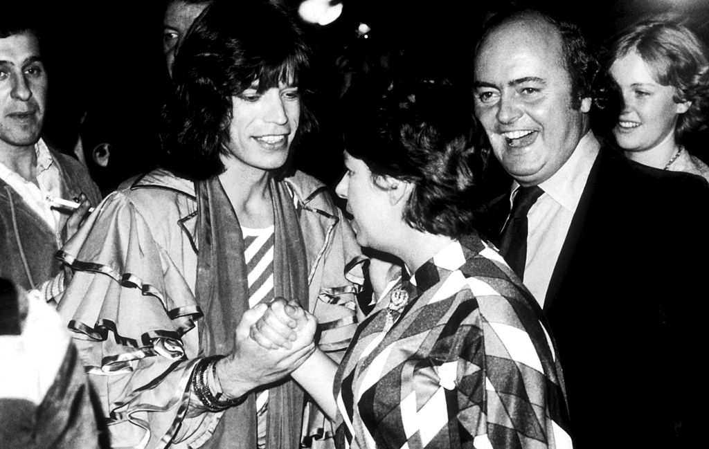 La historia de por qué la Reina Isabel no quería condecorar a Mick Jagger