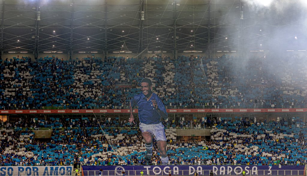 Ronaldo Nazario apoyando a su Cruzeiro