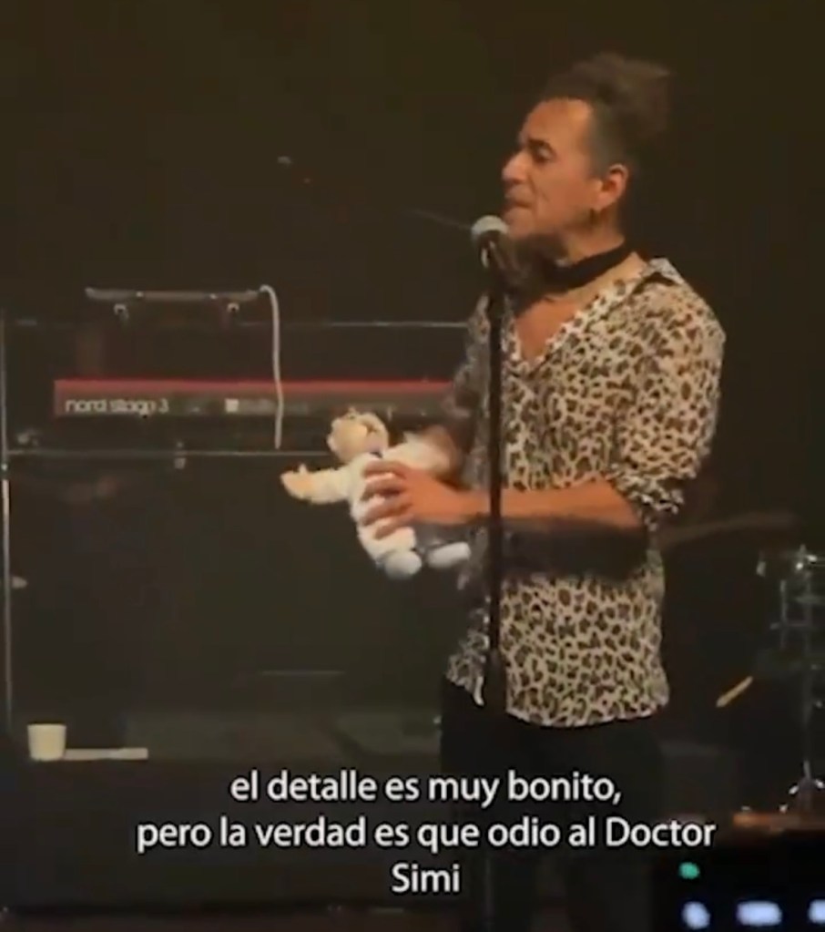 Noooo: Rubén Albarrán de Café Tacvba destroza un peluche del Dr. Simi en pleno concierto 