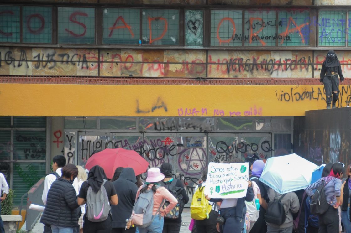 CIUDAD DE MÉXICO, 24OCTUBRE2022.- Estudiantes del plantel CCH Sur se manifestaron afuera de la Rectoría de la UNAM ante el caso de una estudiante presuntamente violada en las instalaciones de dicho plantel.