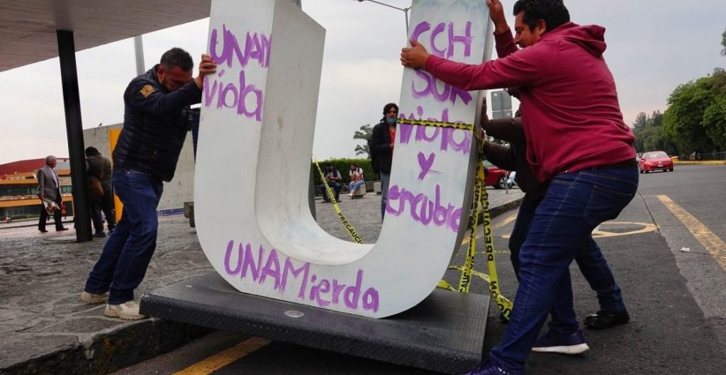 CIUDAD DE MÉXICO, 21OCTUBRE2022.- Supuestos alumnos del CCH Sur protestaron y bloquearon Avenida Insurgentes, esto en exigencia de que se haga justicia por la supuesta violación de dos mujeres en el plantel.