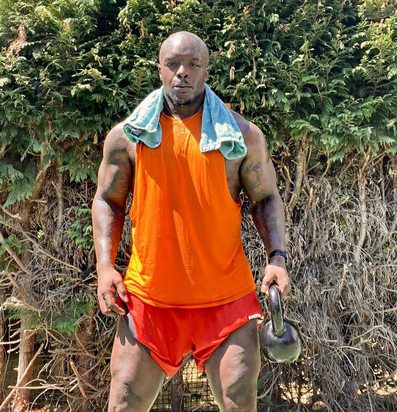 Adebayo Akinfenwa tras una sesión de gimnasio