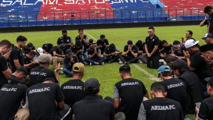 Aficionados murieron en brazos de jugadores durante la tragedia del futbol en Indonesia