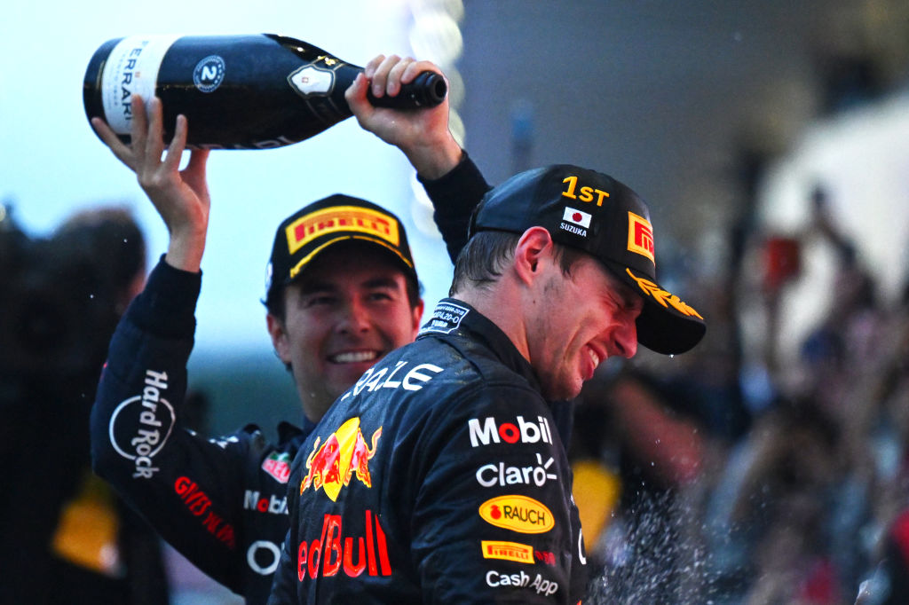 Checo Pérez y Max Verstappen en el podio de Japón