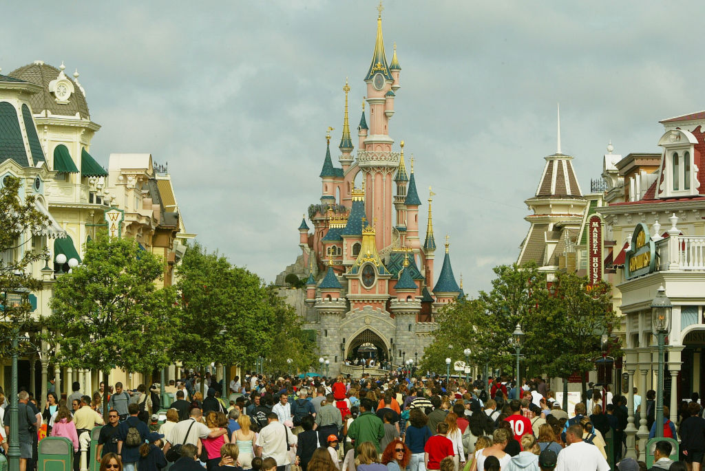 Ay mi cora: Abuelito de 100 años rompe en llanto porque desconocido lo llevó a Disneyland