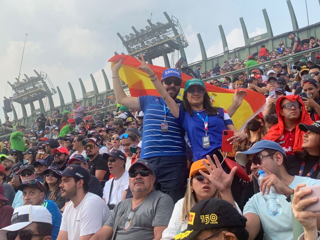 El apoyo de Red Bull a Checo Pérez, el desastre de Leclerc y el ambientazo en primer día del GP de México