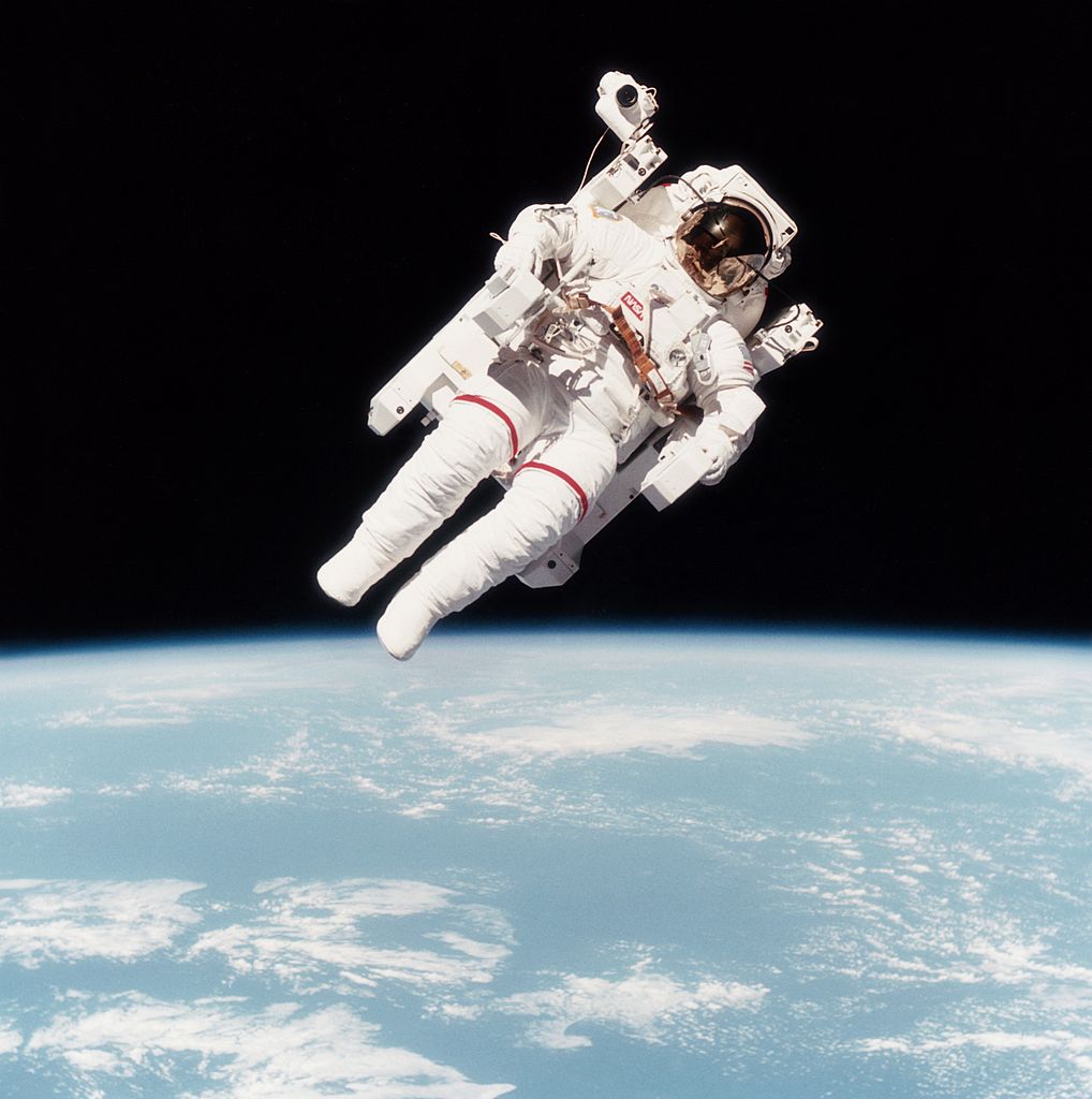 Hombre finge ser un astronauta atrapado en el espacio para estafar a una mujer