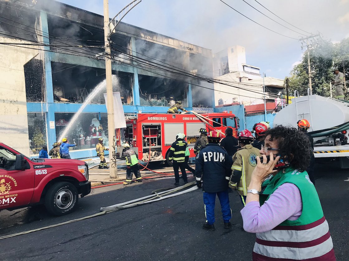 En imágenes: Incendio en Galerías El Triunfo de San Jerónimo en CDMX