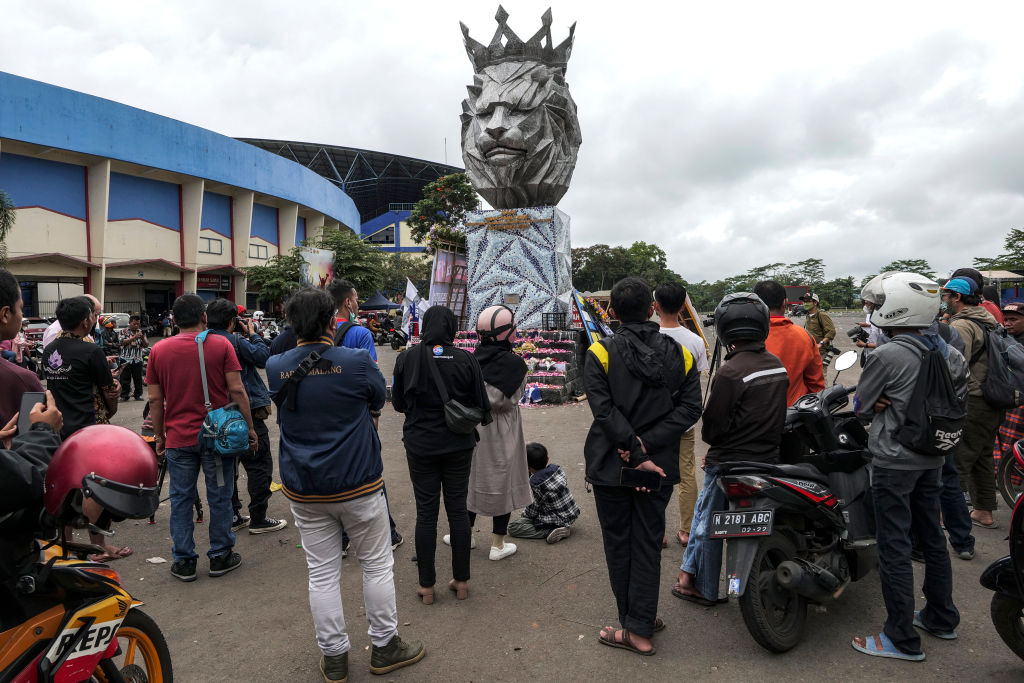 Aficionados murieron en brazos de jugadores durante la tragedia del futbol en Indonesia