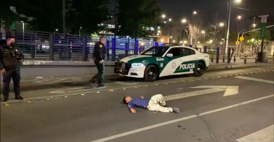 joven-durmio-en-medio-balderas