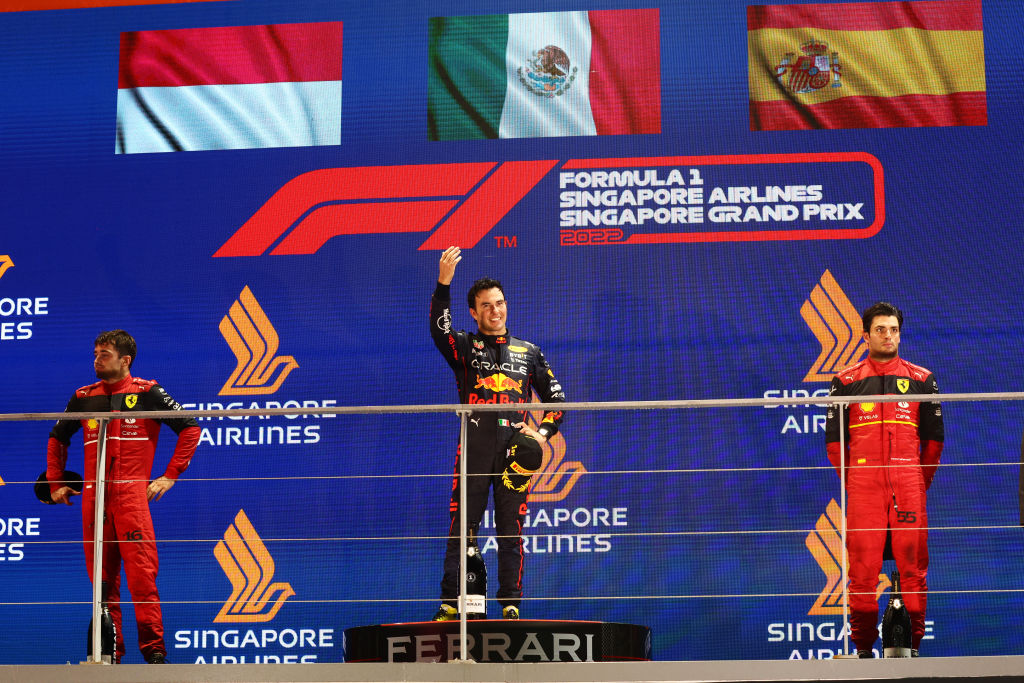 Mika Hakkinen halaga a Checo Pérez por su triunfo en Singapur