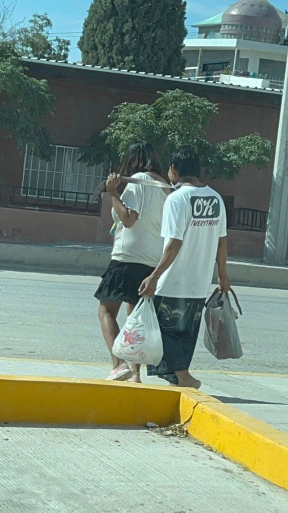 WTF?! Mujer amarra a su pareja con un cinturón y lo pasea por las calles
