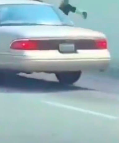 Por si ocupan: Mujer se lanza hacia un carro durante discusión con su novio y chale