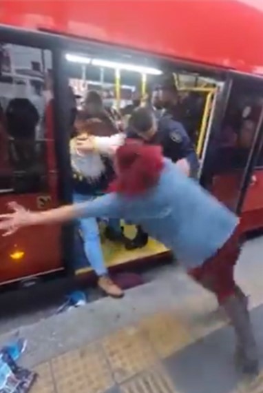 Mujeres golpean a policías de CDMX al negarse a salir del Metrobús