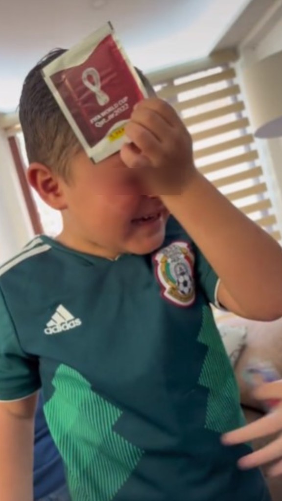 Niño llora de emoción por tener la estampa del ‘Chucky’ Lozano para su álbum Panini de Qatar 2022