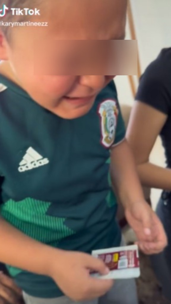 Niño llora de emoción por tener la estampa del ‘Chucky’ Lozano para su álbum Panini de Qatar 2022