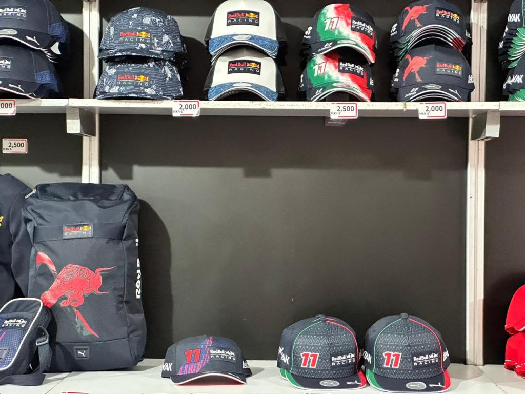 Esto cuestan las gorras de Checo Pérez, souvenirs, comidas y bebidas en el GP de México