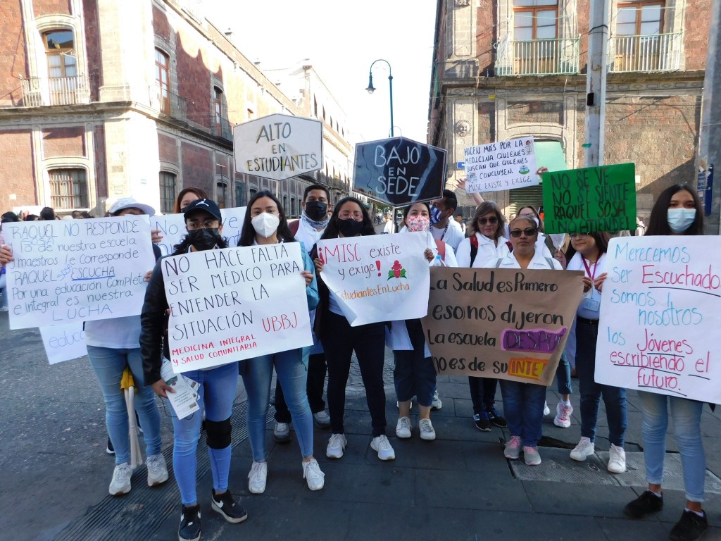 protesta-estudiantes-universidad-bienestar