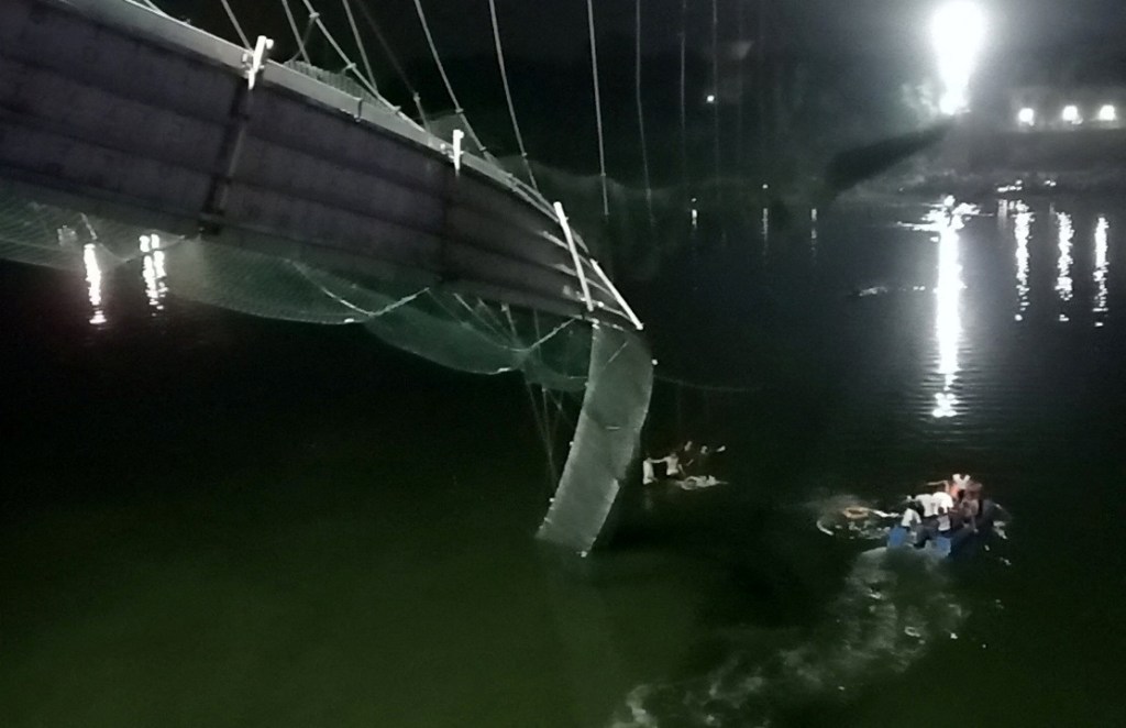 Video: Puente colgante en la India se derrumba y deja varios muertos y heridos 
