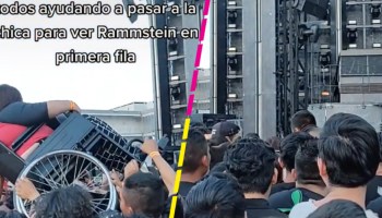 Ayudan a fan en silla de ruedas para ver a Rammstein en el Foro Sol
