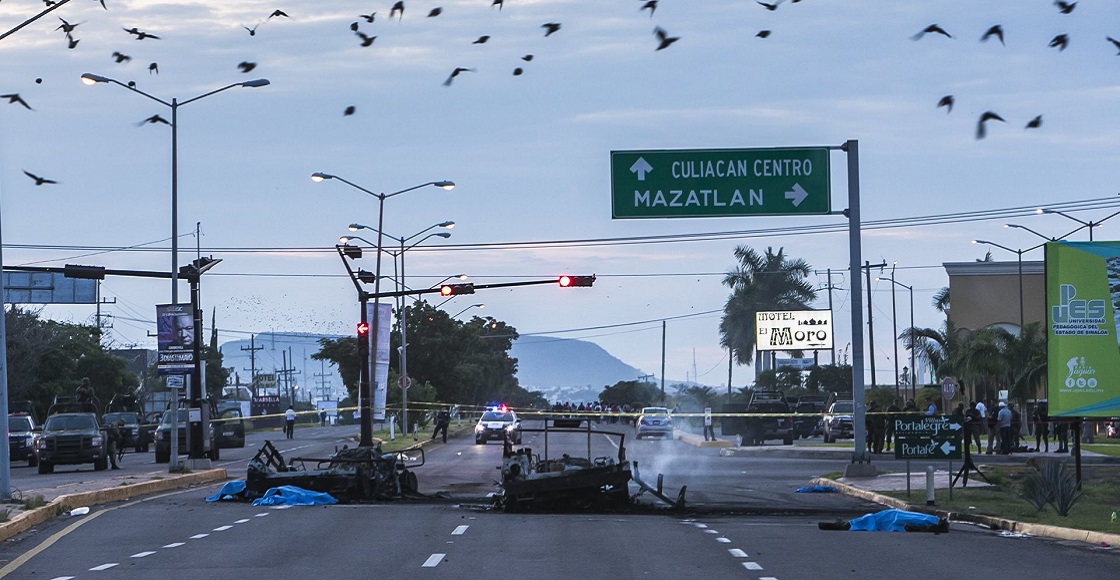 CULIACÁN, SINALOA, 30SEPTIEMBRE2016.- Una emboscada a un convoy del Ejército Mexicano, dejo como saldo cinco militares muertos y al menos 10 heridos entre ellos un paramédico de la cruz roja, los hechos se registraron en la  carretera México 15 a la altura del fraccionamiento Espacios Barcelona, los datos proporcionados indican que las dos unidades del ejercito tipo Hummer regresaban de Badiraguato escoltando a una ambulancia que traía a una persona herida en calidad de detenido cuando sujetos fuertemente armados empezaron a disparar armas de grueso calibre como barret calibre .50, AK-47 y grandas calcinando las unidades militares, el sujeto detenido cuya identidad se desconoce fue liberado, un fuerte operativo por parte de la Marina y diferentes corporaciones policiacas se estableció en la zona aledaña a los hechos.
