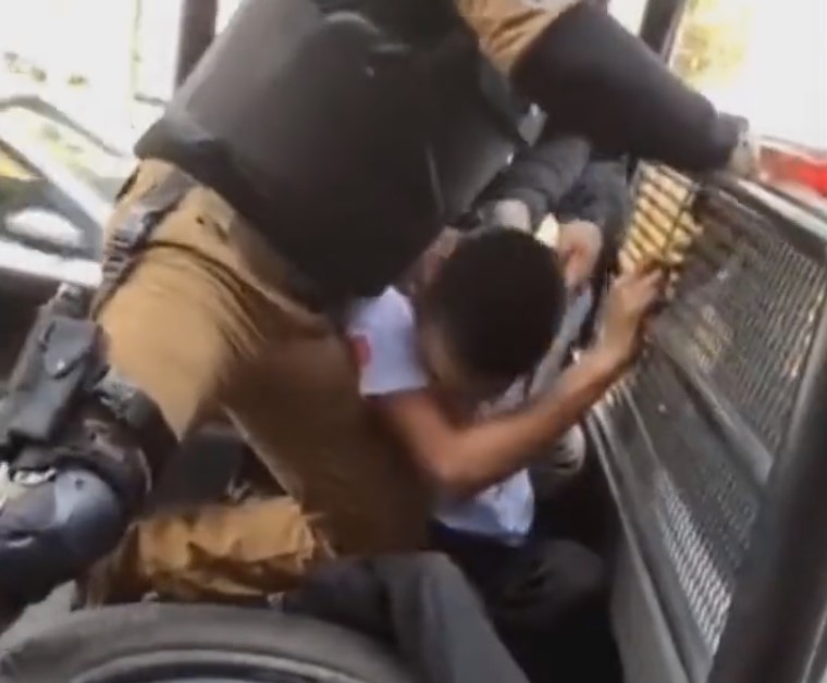Policías de Ecatepec someten con fuerza excesiva a un joven por volantear