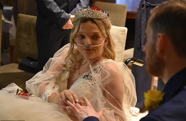 Organizan boda estilo Disney en un hospital; la esposa falleció de cáncer