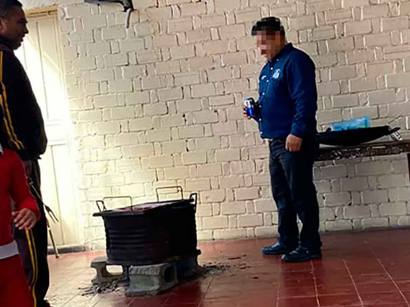 Sí se armó: Suspenden a director de escuela por armar carnita asada