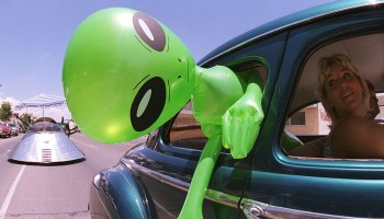 El inflable de un extraterrestre viajando en un carro.