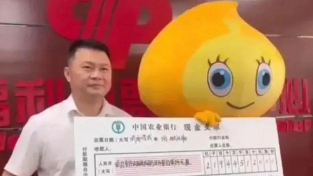 Hombre disfrazado gana la lotería; no quiere decirle a su familia del premio