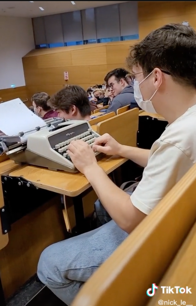 Maestro prohibe las computadoras en su clase y un joven llega con una máquina de escribir