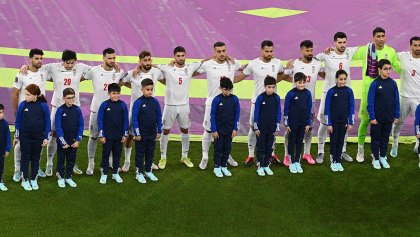 Jugadores de Irán cantan por primera vez su himno tras supuestas amenazas del régimen de su país