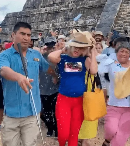 'Lady Chichen Itzá': Sancionan a mujer por subir a la pirámide en Yucatán