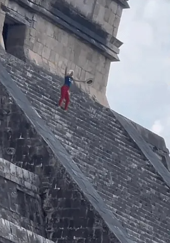 'Lady Chichen Itzá': Sancionan a mujer por subir a la pirámide en Yucatán 