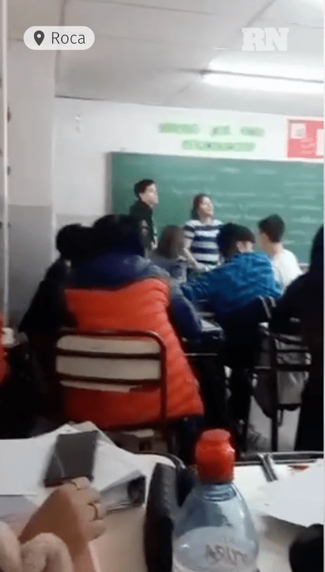 Mamá entra al salón de clases y golpea al joven que molestaba a su hijo