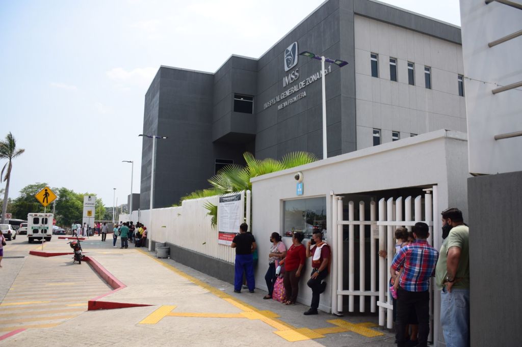 Menor de edad da a luz en la banqueta del Hospital de Tapachula
