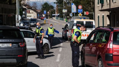 Mujer de Suiza es atropellada tres veces, ¡por su propio auto!