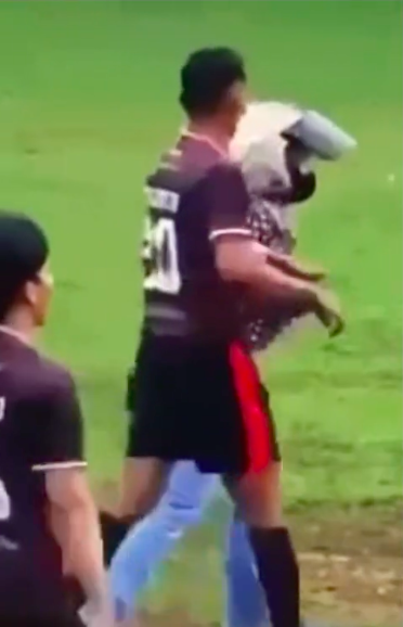 Toxicidad nivel: Mujer invade cancha de futbol y saca su novio del partido