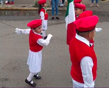 Sacó los prohibidos: Niña se puso a bailar durante el homenaje a la bandera y se volvió viral